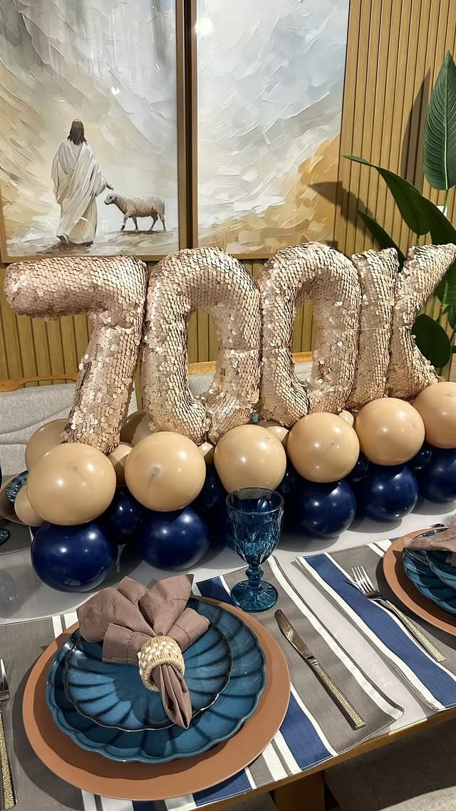 700 mil comemorado em lantejoulas e balão